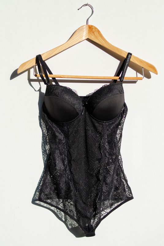 Body liviano y funcional con encaje y blonda BOD900
